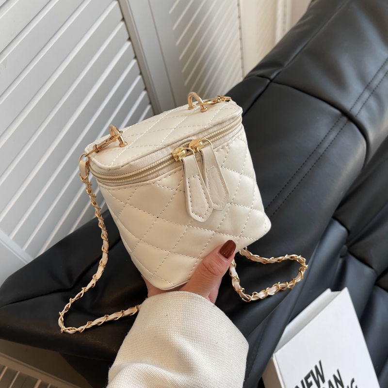 Túi Đeo Chéo Dây Kim Loại Kiểu Dáng Mới Lạ Cho Nữ