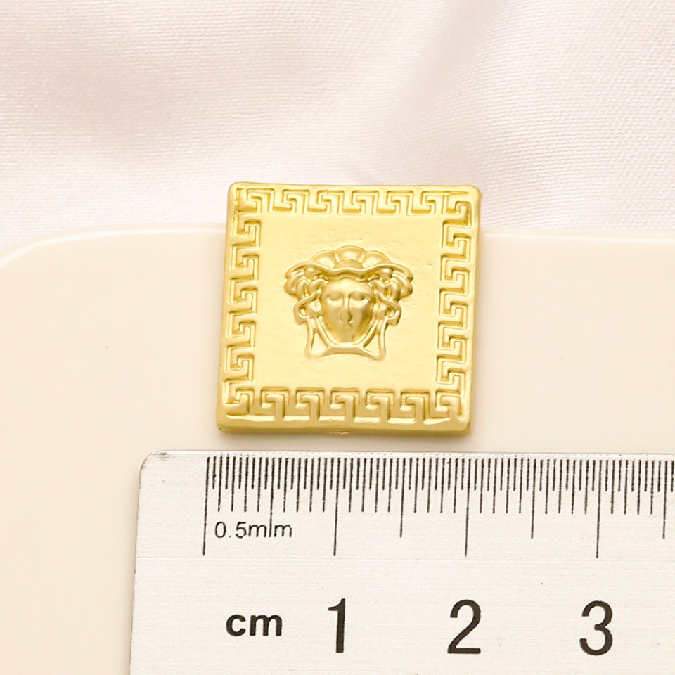 VERSACE Bông Tai Chữ V Bằng Thép Titan Thời Trang