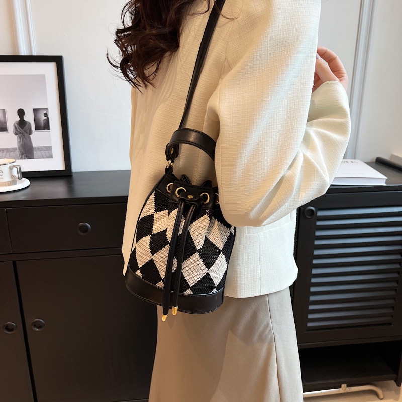 Túi Xách Đeo Vai Dây Rút Họa Tiết Hình Thoi Phong Cách Thời Trang Mới Cho Nữ