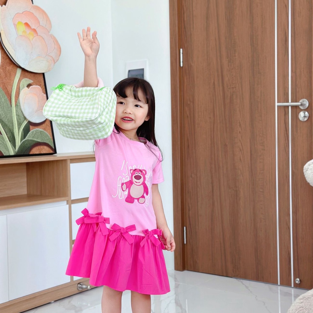 Váy cotton bé gái họa tiết gấu dâu phối đuôi cá hồng cho bé đi chơi, đi học từ 10kg tới 45kg Shushibaby