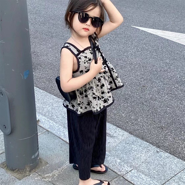 Set đồ bé gái 2 dây quần dài hoạ tiết hoa đen