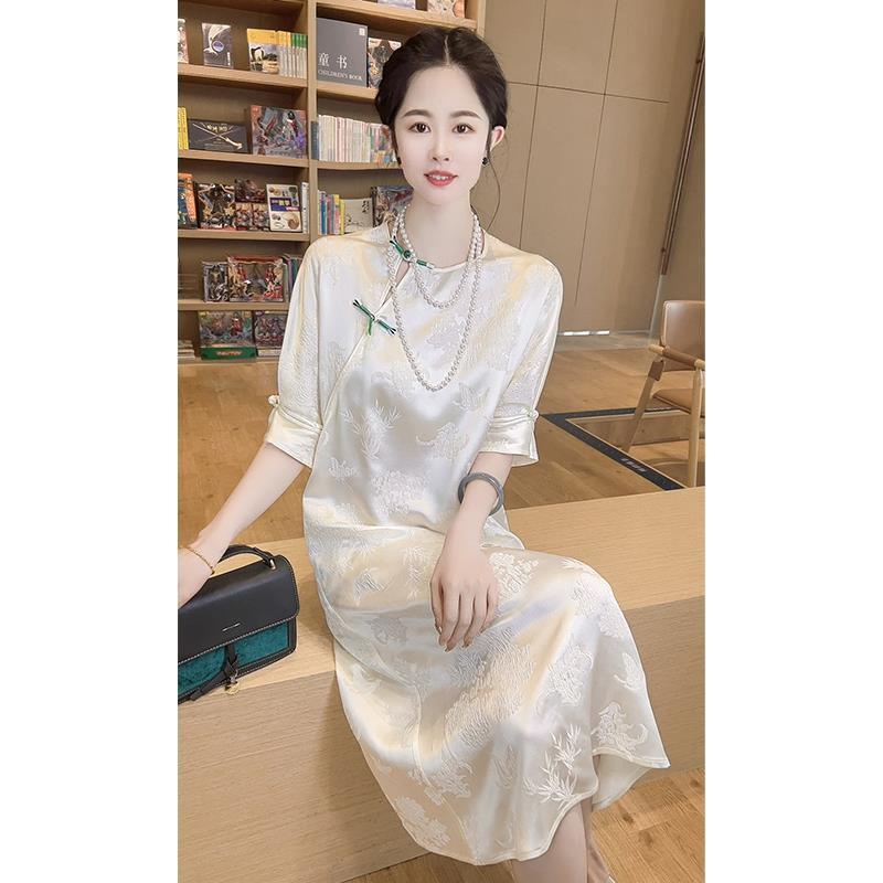 Sườn Xám Trung Hoa Ngắn Tay In Họa Tiết Hoa 3D Bằng Lụa Không Sắt Màu Trắng Phong Cách Mới 2023