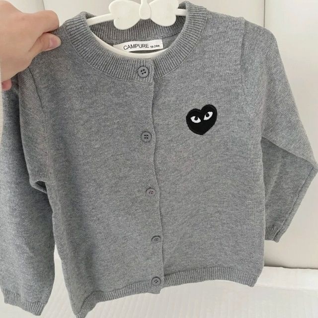 Mùa thu trẻ em đan cardigan màu xám mùa xuân và mùa thu áo len mới trẻ em trái tim yêu thương áo khoác trẻ em áo len trẻ em