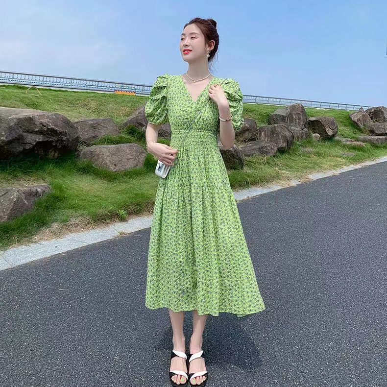Đầm Hoa Tay Phồng Cổ Chữ V Màu Xanh Lá Thời Trang Mùa Hè 2023 Phong Cách Mới