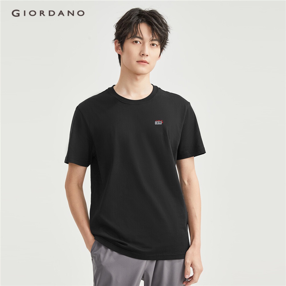 Áo thun GIORDANO 13023311 100% cotton dệt kim tay ngắn cổ tròn thêu họa tiết dành cho nam