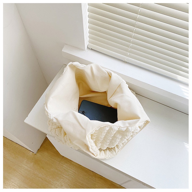 Carlyning style cozy soft M Túi Tote Đeo Vai Xếp Ly Bánh Waffle Thời Trang Hàn Quốc Mới Với Lưới Bong Bóng Phổ Biến