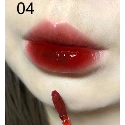 Đôi môi son môi sáng bóng của Capvini chống lại lớp da để duy trì màu sắc