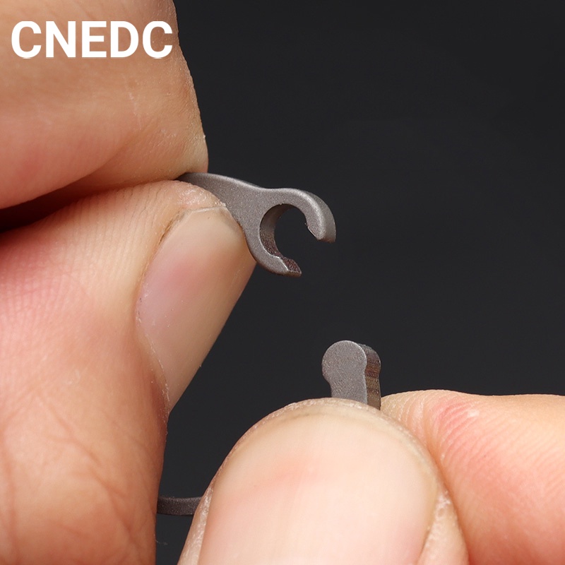 Móc Khóa Xe Hơi Bằng Hợp Kim Titan Co Giãn Sáng Tạo Cho Nam