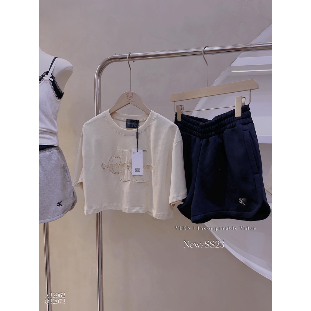 Áo thun in thêu ck crop.top