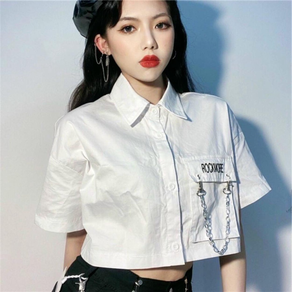Áo sơ mi croptop phối dây xích, áo cổ bẻ nữ crop in chữ
