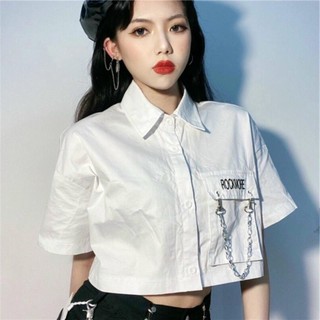 Áo sơ mi croptop phối dây xích, áo cổ bẻ nữ crop in chữ
