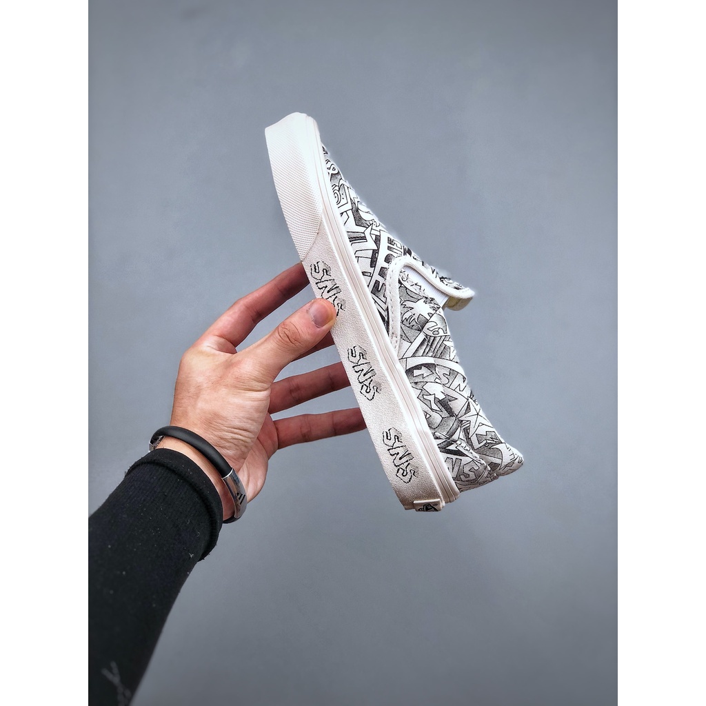 Giày thể thao sneakersntuff la x vance / vans vault mới nhất là những đôi giày thể thao được phát hành mới nhất. Ogclassic slip onlx màu be. Mô hình graffiti đen
