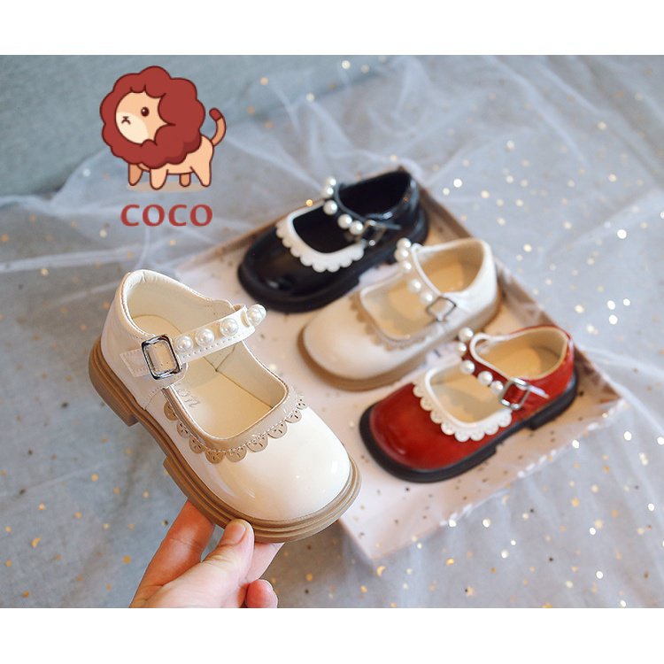 Trẻ em ren giày da nhỏ 2023 mùa xuân phong cách mới cô gái ngọc trai dễ thương giày đơn đế mềm velcro giày công chúa hợp thời trang