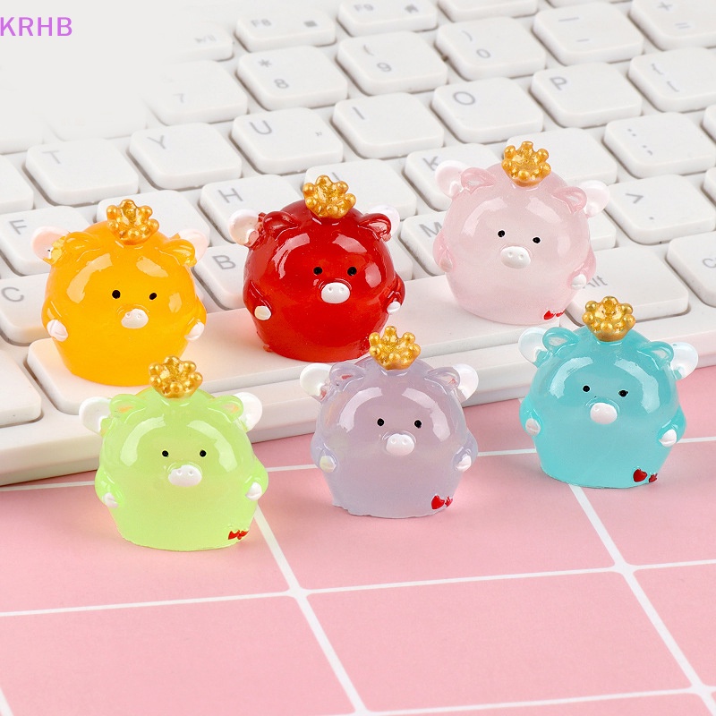 Đồ Chơi Hình Chú Heo Đội Vương Miện Mini Bằng Nhựa Phát Quang Dễ Thương Trang Trí Bảng Điều Khiển Xe Hơi / Nhà Cửa / Sân Vườn Mới