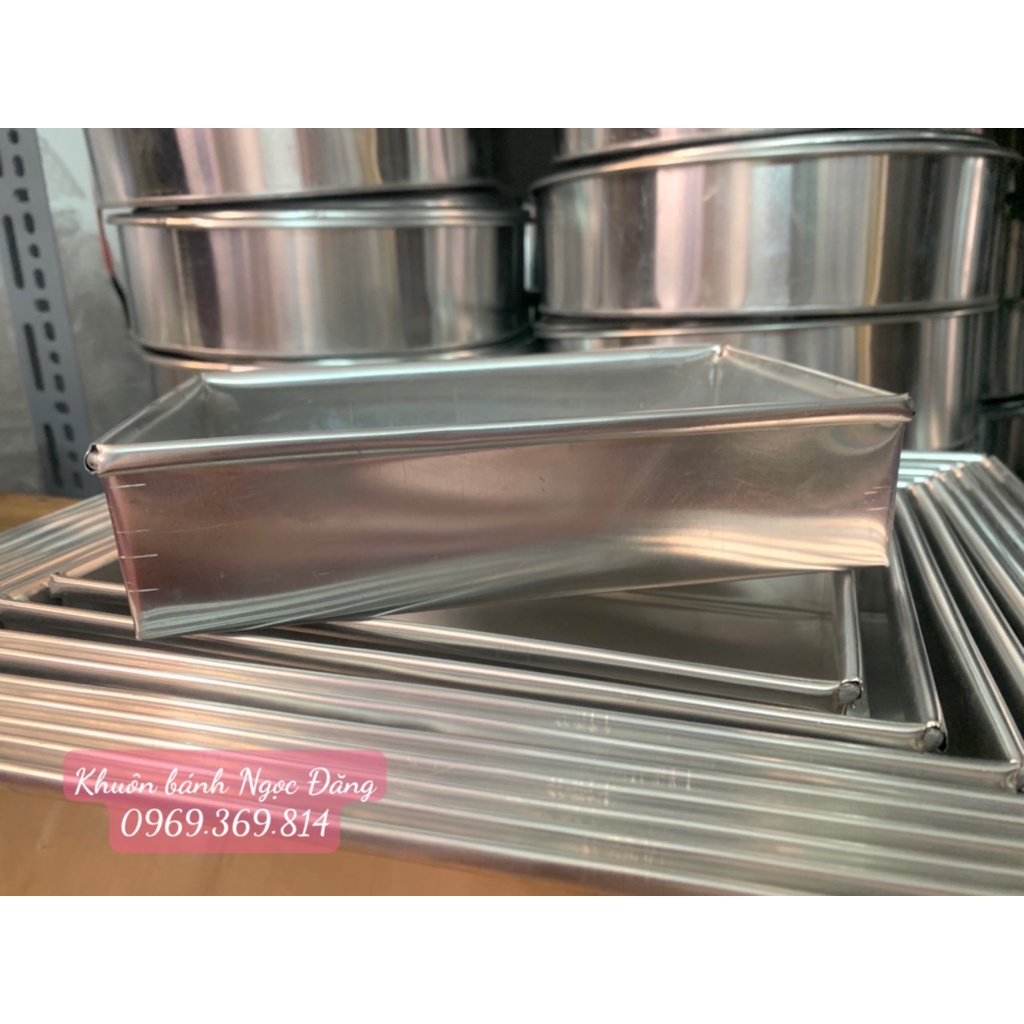 Khuôn Chữ Nhật 7zem thành khuôn cao 5cm 40x30cm đế liền. Do nhôm dày hơn khuôn loại thông thường nên bánh sẽ ngon hơn.