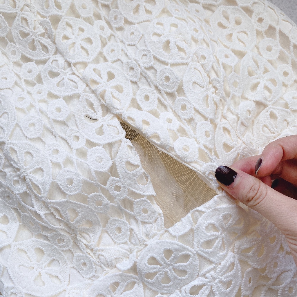 Đầm midi ren hoa cổ yếm