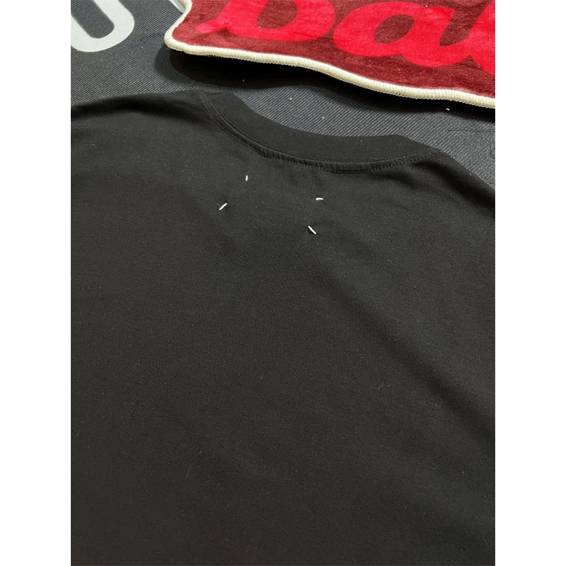 M-aison - M-argiela88mm6- Áo Thun Tay Ngắn In Chữ graffiti Tiếng Anh Thời Trang Đường Phố Mới Nhất Mũ Lưỡi Trai Phong Cách Unisex Cá Tính