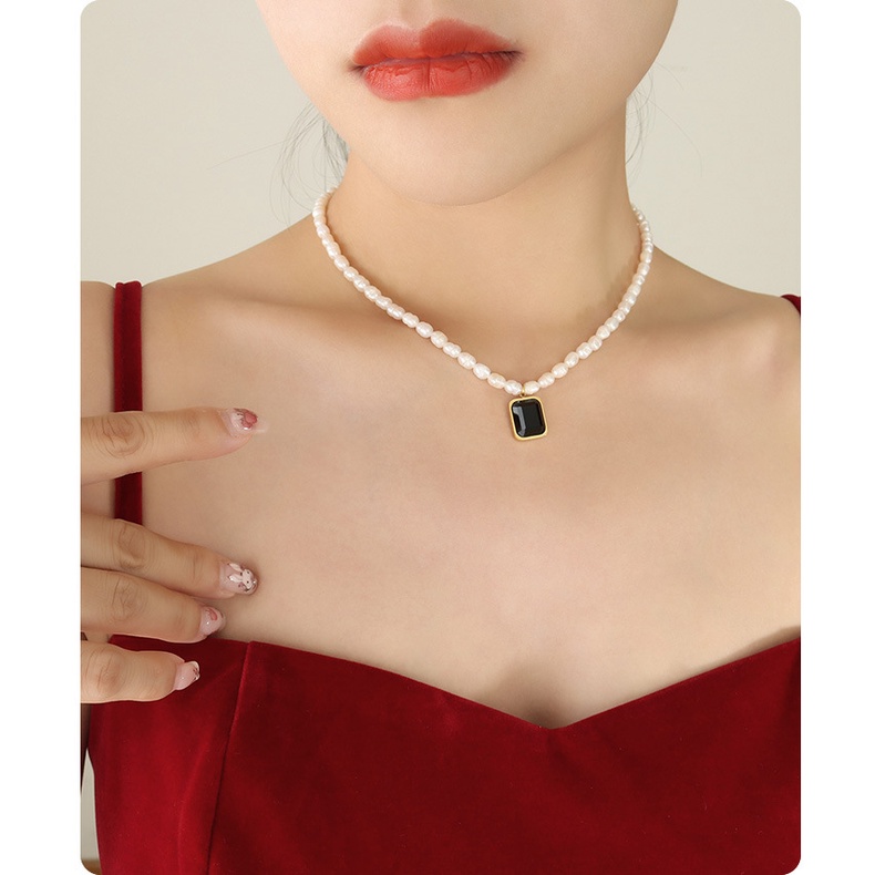 Vòng cổ Mặt Vuông Đính Ngọc Trai Pha Lê Không Màu Phong Cách Retro Âu Mỹ