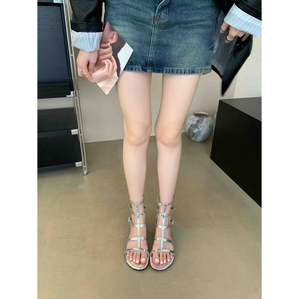 Ins2023 phong cách mới mùa hè thắt lưng kim loại khóa giày bệt dép la mã giày nữ