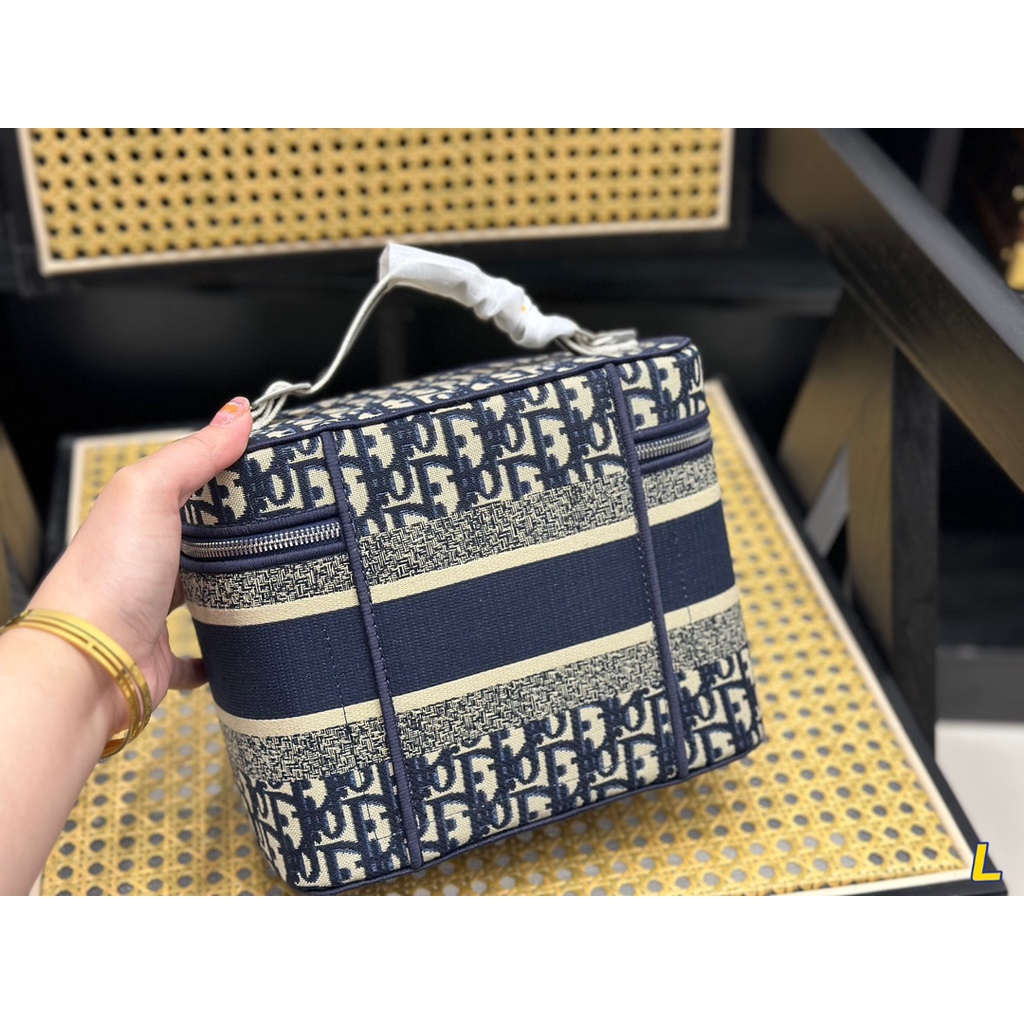 Hộp Đựng Mỹ Phẩm Xách Tay Dior Thiết Kế Dễ Thương Cho Nữ