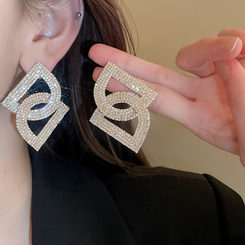 1 Đôi Bông Tai Hình Chữ Đính Kim Cương Phong Cách Âu Mỹ Thời Trang