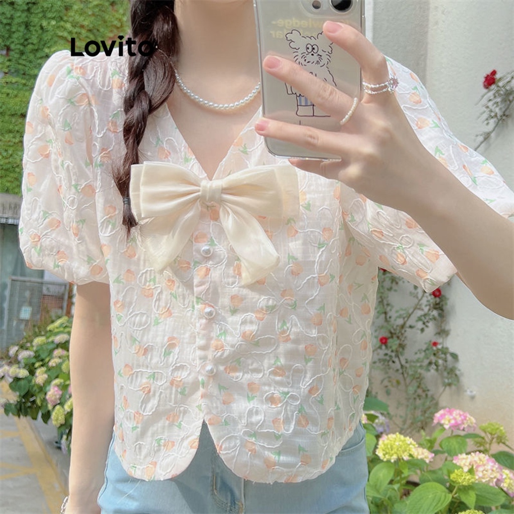 Lovito Áo sơ mi tay ngắn cổ chữ V phối nút hoa thông thường cho nữ LNA11021 (Trắng)