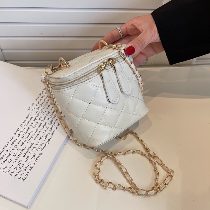 Túi Đeo Chéo Dây Kim Loại Kiểu Dáng Mới Lạ Cho Nữ