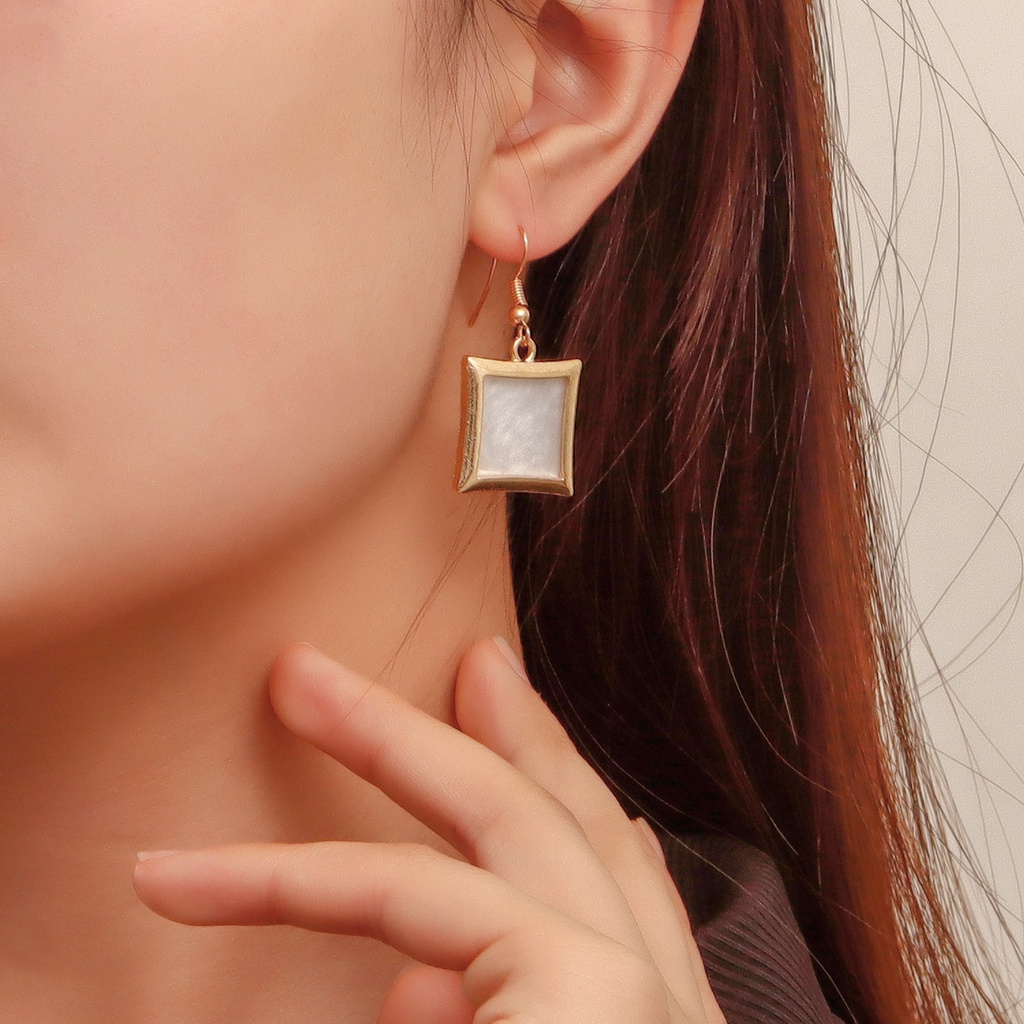 Khuyên Tai Kim Loại Hình Vuông Màu Trắng Phong Cách Retro Cá Tính Cho Nữ
