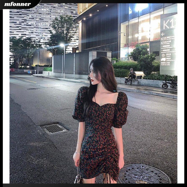 Đầm Hoa Cổ Vuông Tay Phồng Phối Dây Rút Xếp Ly Nhấn Eo Kiểu Retro Nữ Tính