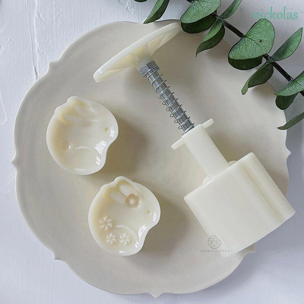 Khuôn Làm Bánh Trung Thu Kèm 2 Bông Hoa 50g 3D Xinh Xắn