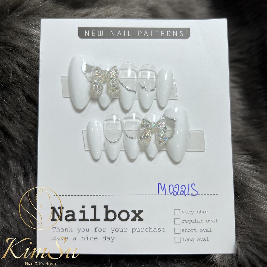 Móng úp thiết kế màu trắng đính nơ