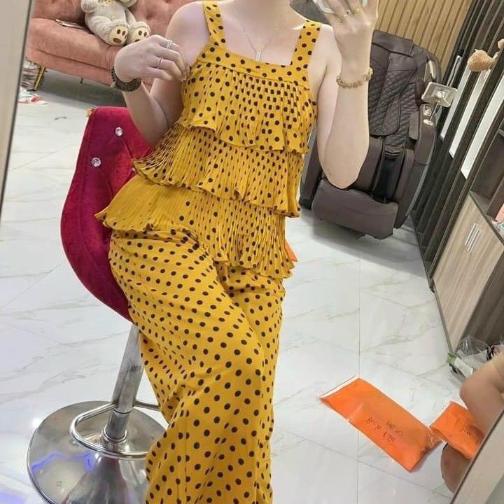D90.1091 Set bộ mặc nhà quần dài ống rộng. Áo hai dây, dập tầng hoạ tiết chấm bi. Chất mango co giãn nhẹ.