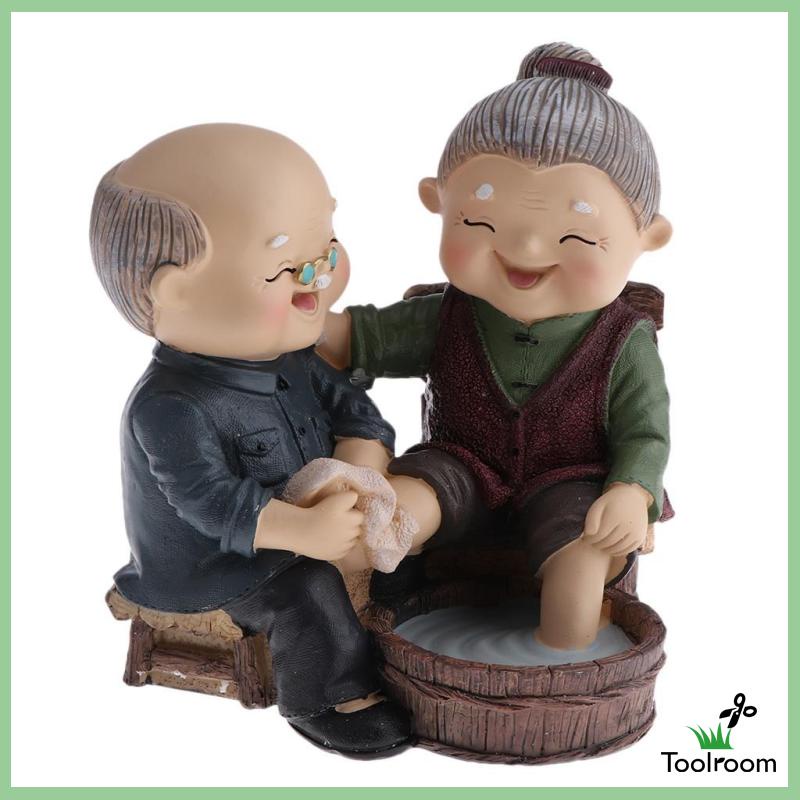 [Toolroom] Tượng Cặp Đôi Lớn Tuổi Rửa Chân Trang Trí Nhà Cửa