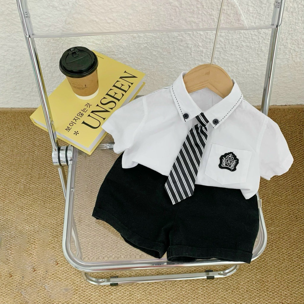 Áo Sơ Mi Trắng Có Cà Vạt Đính Hình Logo Trước Túi Và Quần Đùi Bé Trai Từ 1-5 Tuổi Mint's Closet MINTSCLOSET - TN3204