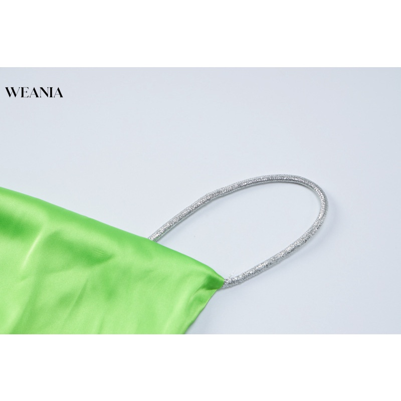 Đầm Satin Dáng Dài Trễ Vai Cổ Khoét Sâu Phong Cách Quyến Rũ