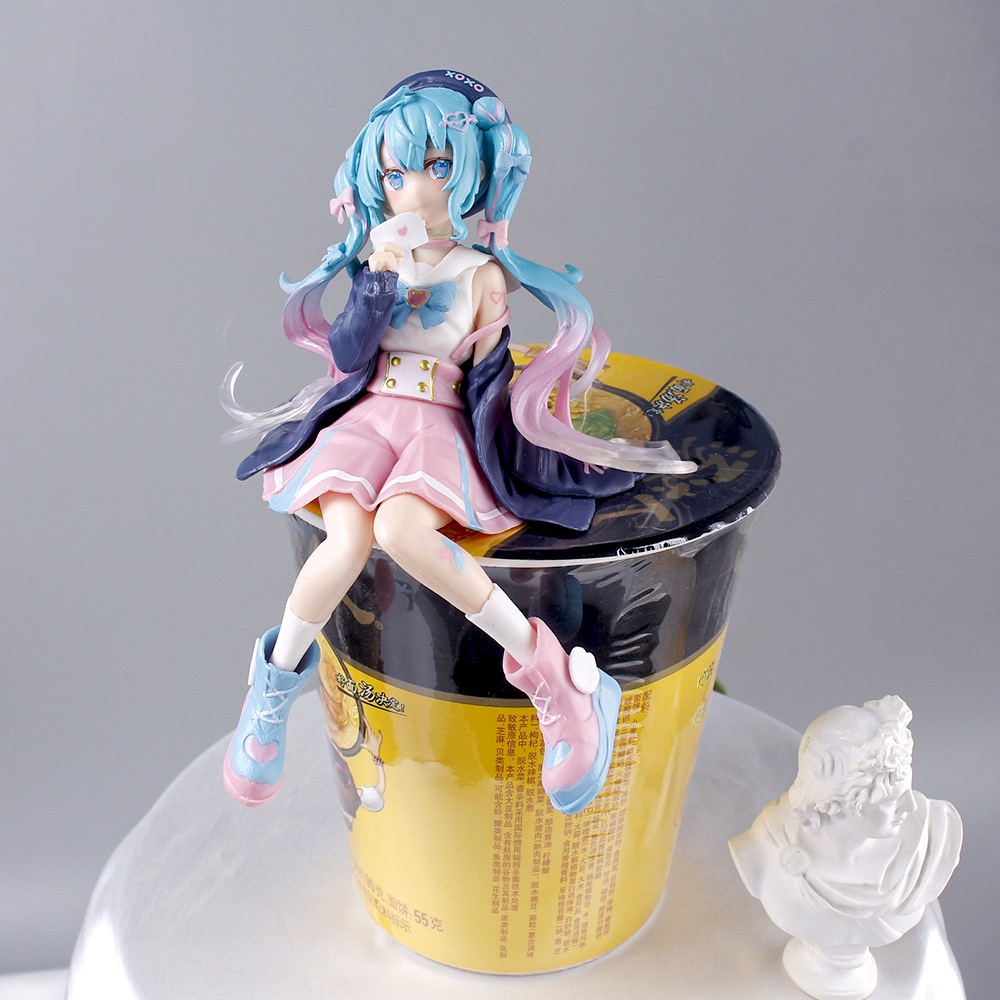 Nhân Vật Hatsune Miku Ngồi Xe Hơi Xinh Xắn