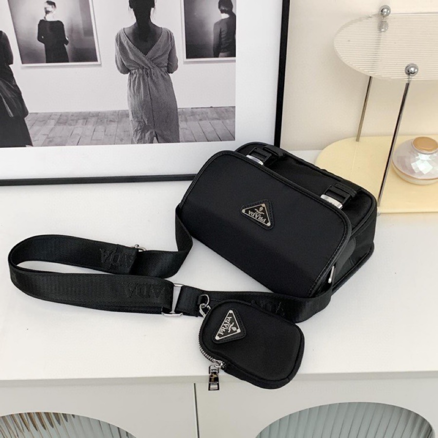 9099prada túi đeo chéo thanh lịch giản dị retro sang trọng in chữ phụ nữ túi đeo dưới cánh tay
Túi vuông nhỏ m