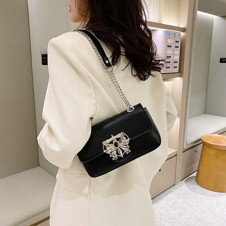 Túi xách đeo dưới cánh tay IELGY phối dây xích dễ phối đồ thời trang cho nữ