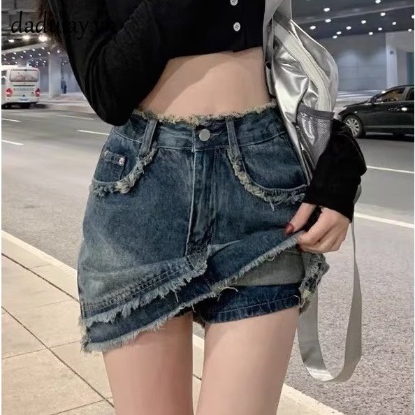 Chân váy denim dáng chữ A có quần trong thời trang Hàn Quốc 2023