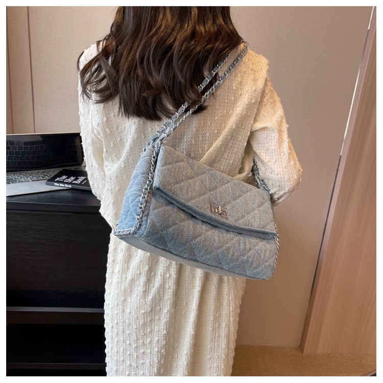 Túi Xách Đeo Vai Cỡ Lớn Phối Dây Xích Thời Trang Mùa Hè 2023 Dành Cho Nữ