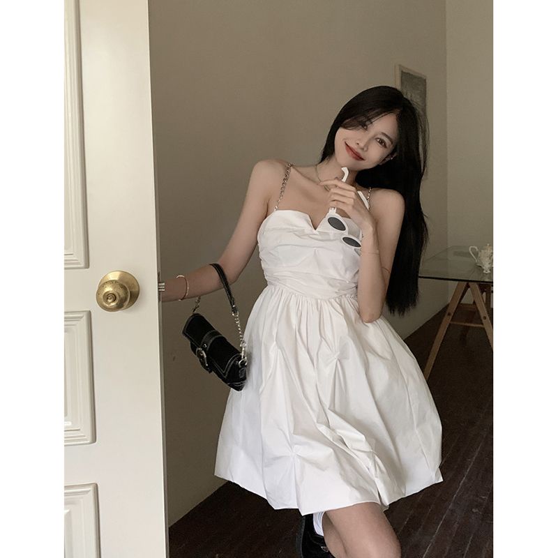 Đầm Trắng Mùa Hè Hong Kong 2022 Hai Dây Xếp Ly Hở Vai Eo Hẹp Hình Trái Tim Phong Cách Mới Cho Nữ