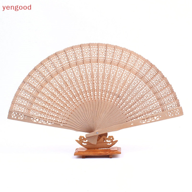 1 Chiếc Quạt Tre Cầm Tay Khắc Họa Tiết Cổ Điển Dành Cho Cô Dâu Trong Tiệc Cưới