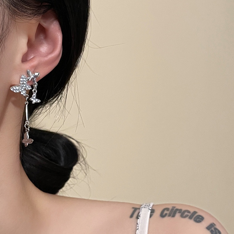 Khuyên tai 17KM mạ bạc hình bướm đính pha lê phong cách Hàn Quốc cho nữ