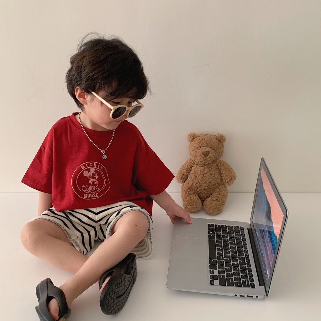 Quần short thể thao sọc trắng đen cho bé