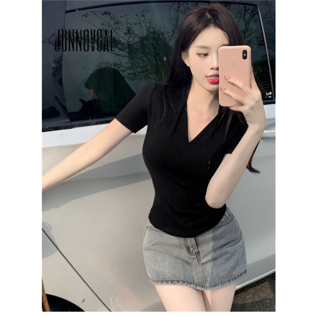 Áo thun JUNNOVGAL cổ chữ V dáng ôm thời trang khí chất nàng thơ sexy 2023 cho nữ