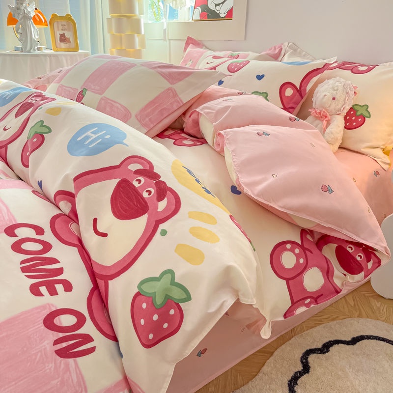 Bộ Chăn Ga Và Vỏ Gối Họa Tiết Gấu Và Dâu Tây Xinh Xắn