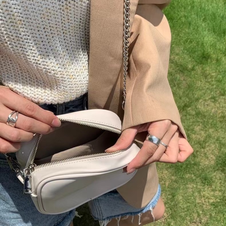 Túi Đeo Chéo Dáng Vuông Nhỏ Phối Dây Xích Thời Trang Cao Cấp Trẻ Trung