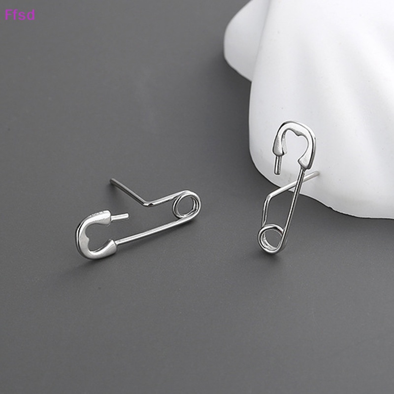 1 Đôi Bông Tai Hình Ghim Kẹp Giấy Màu Sắc Bạc Phong Cách Gothic Dành Cho Nam Nữ