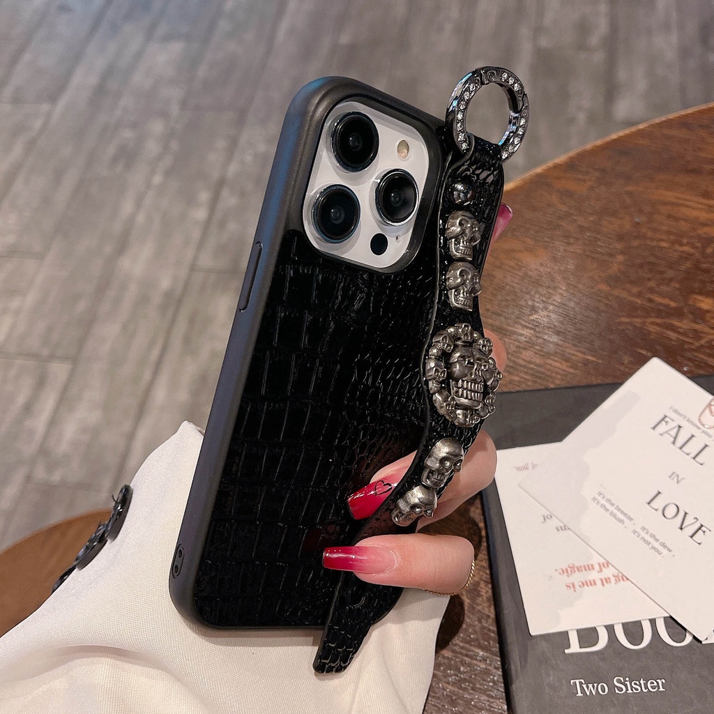 Ốp Điện Thoại Da Màu Đen Họa Tiết Hunter Wolf Có Quai Cầm Tay Sang Trọng Cho iPhone 14ProMax 13 12 11 XSMax XR 7P