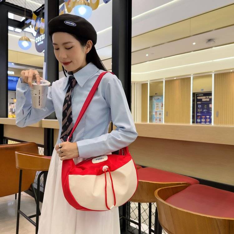 Túi Đeo Chéo Chất Liệu Nylon Kích Thước 43X24CM